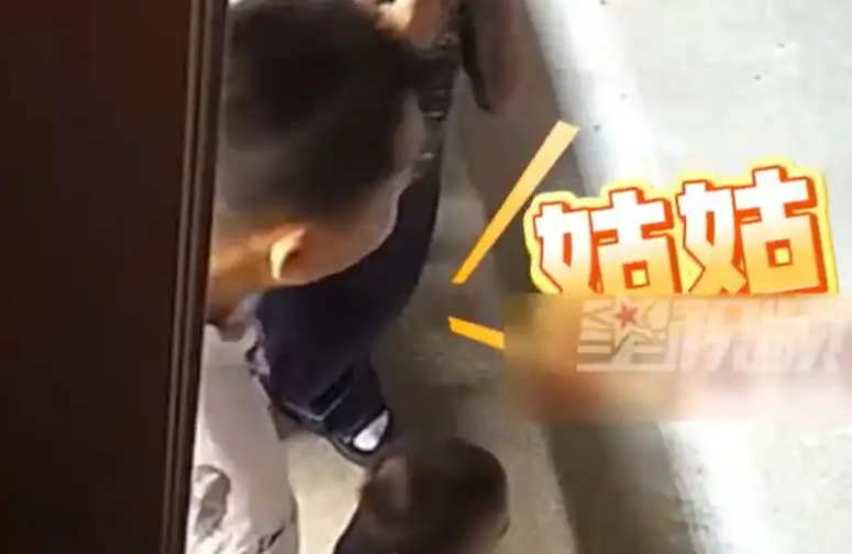 姑侄情深！姑姑回门离开时小侄子踉跄追出，一声呼喊让全家泪目